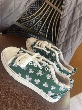 Women’s Green White Clovers Low-Top Sneakers with Frayed Trim